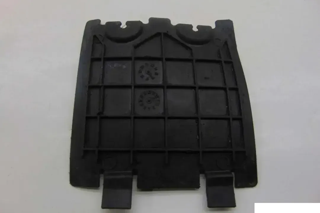Front inner fender cover R